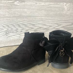 Girl toddler suede boots. Michael Kors.